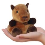 Sid, a tenyérnyi, ülő plüss bébi capybara, 13 cm (Aurora, Palm Pals)