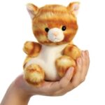 Meow, a tenyérnyi ülő plüss vörös bébi cica, 13 cm (Aurora, Palm Pals)