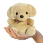Sunny, a tenyérnyi, ülő plüss labrador kutya kölyök, 13 cm (Aurora, Palm Pals)