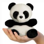 Bamboo, a tenyérnyi, ülő plüss bébi panda, 13 cm (Aurora, Palm Pals)
