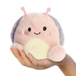 Shelby, a tenyérnyi, ülő plüss bébi csiga, 13 cm (Aurora, Palm Pals)