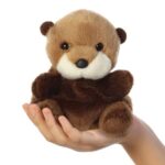 Selena, a tenyérnyi ülő plüss vidra bébi, 13 cm (Aurora, Palm Pals)