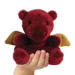 Aidan, a tenyérnyi ülő plüss vörös sárkány bébi, 13 cm (Aurora, Palm Pals)