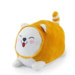 Fekvő kawaii plüss kutya narancssárga ruhában, 25 cm