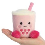 Tangy Heart szívecske mintás rózsaszín boba tea, tenyérnyi ülő plüssfigura, 13 cm (Aurora, Palm Pals)