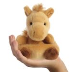 Gallop, a tenyérnyi ülő plüss póniló bébi, 13 cm (Aurora, Palm Pals)